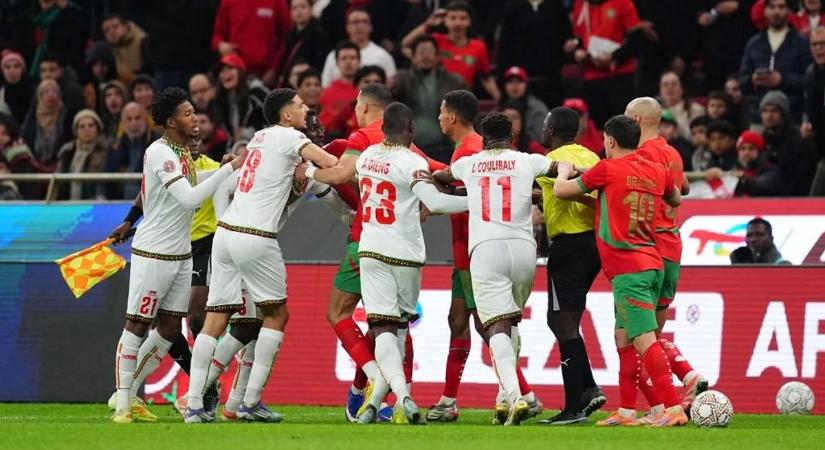 Az egész világ Afrika legjobb csapatának titkát kutatja, miközben a katasztrófa felé tart a kontinens