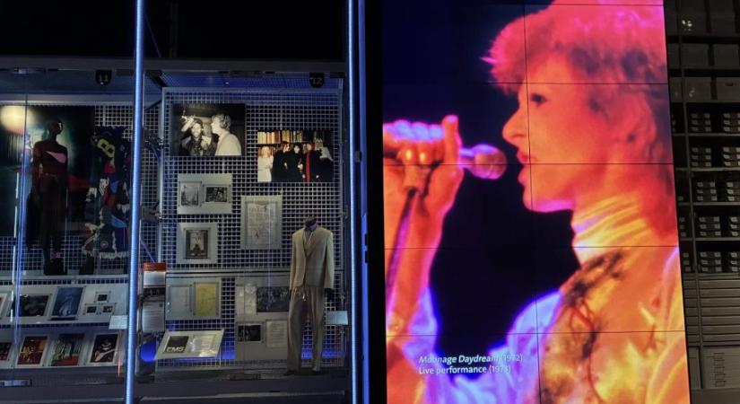 Kikérheted Bowie fellépőruháját és kesztyűben megtapogathatod – ezt a kiállítást (és két másikat) ne hagyd ki, ha mostanában Londonban jársz!