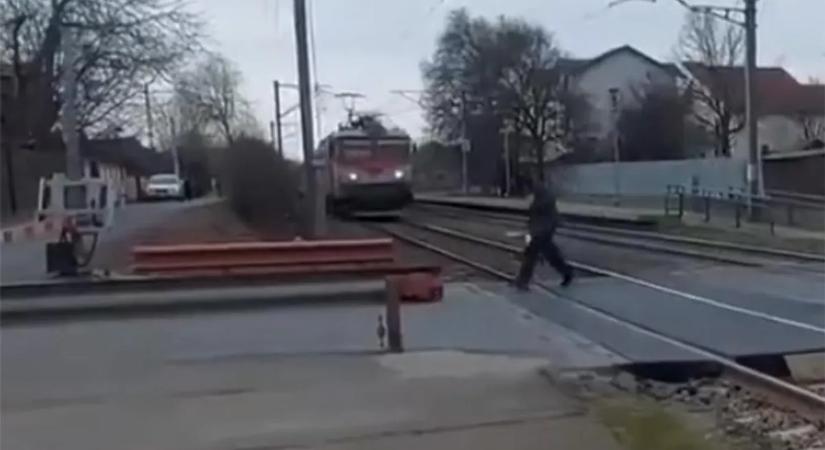 Át akart sétálni a síneken, de pont jött egy száguldó gyorsvonat