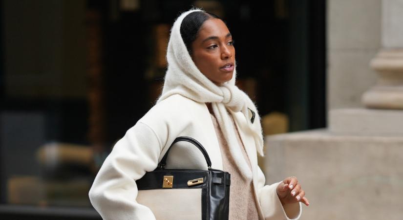 Nem menő már a kötött sapka: Helyette ezt a kiegészítőt viselik a stílusos nők 2026-ban