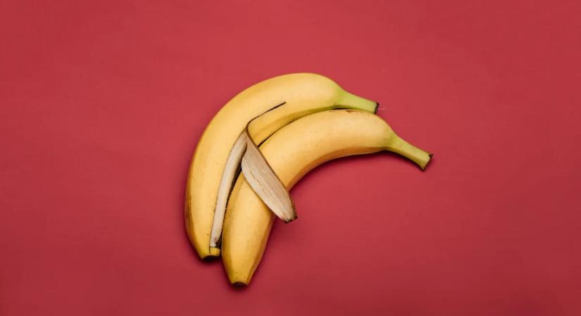 "Nagy a mellem, ezért szeretem a derékban szűk ruhákat" - a 65 éves nő nem szégyelli, hogy fiatalabb fiúkkal randizik