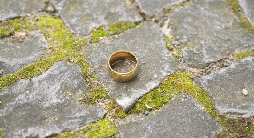 Egy éve ilyenkor: bajba került a fiatal apa, aki kislányának adta a benzinkúton talált 350 ezres gyűrűt