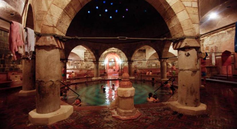 Így lehet olcsóbban bejutni Budapest legnépszerűbb fürdőibe: csak egy kártya kell hozzá