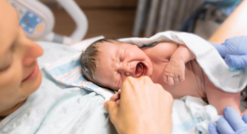 „45 percem volt felkészülni az anyaságra” – vakbélgyulladásnak hitte, de kiderült: vajúdik