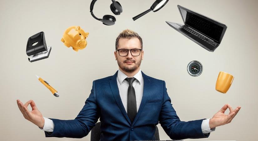 Másutt munkaviszonyos, megbízott bt.-beltagnak jövedelemkivét nélkül kell járulékot fizetnie?