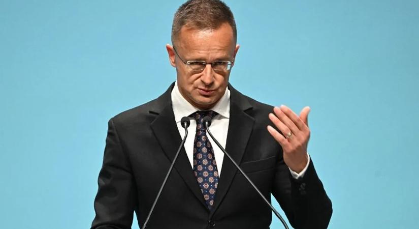 Szijjártó Péter: a belgrádi tárgyalás helyett a repülőn felszolgált szendvics lett hír az RTL-nél