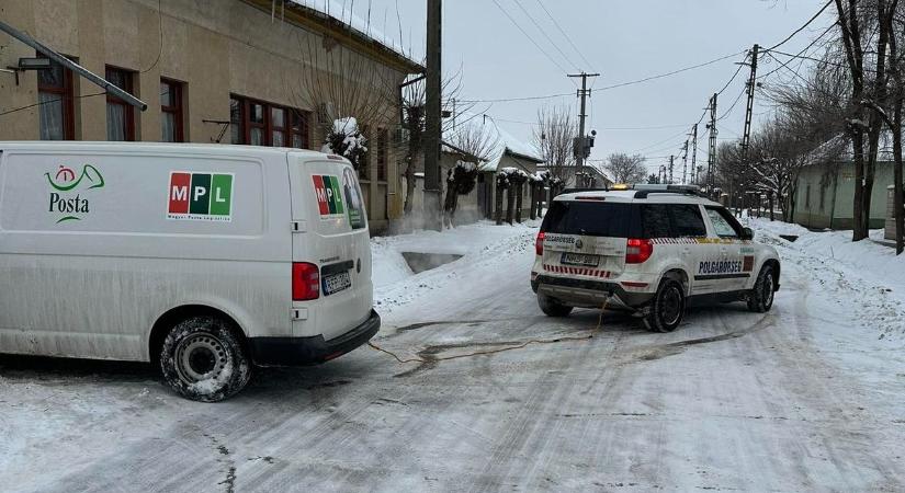 Csomagátadás közben történt a baj: árokba csúszott a futárautó