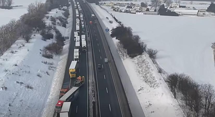 Szabálytalanul megálló járműszerelvények okoznak káoszt az M1-es autópályán - drónvideó