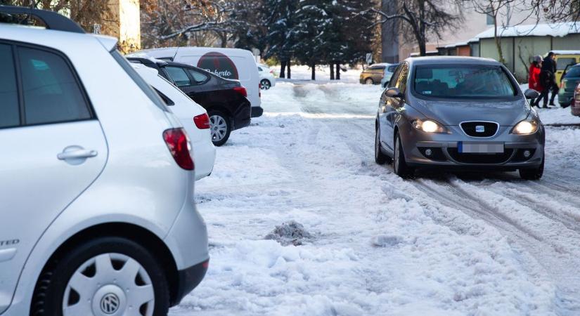 Köd, fagy és csúszós utak nehezítik a közlekedést vasárnap reggel
