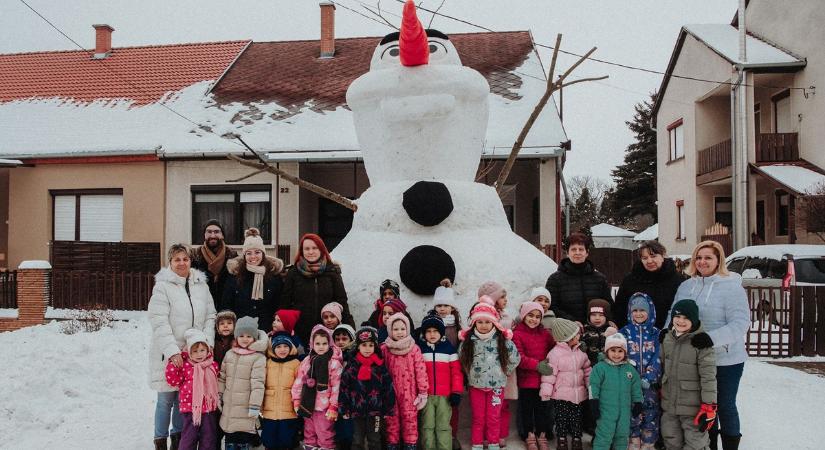 „A Bors cikkét olvasva segítenék a családnak” – óriás hóembert épített Tamás