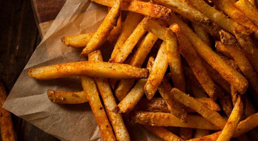 Így lesz még ropogósabb a sült krumpli – egyetlen egyszerű hozzávalóból kell hozzá pár csipetnyi