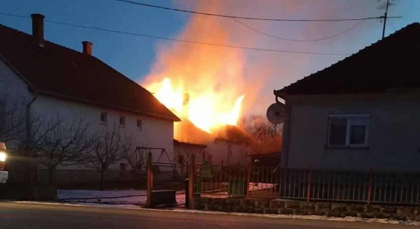 Pusztító lángok Ásványrárón - Egy autószerelő-műhely gyulladt ki, óriási károkat okozva - Fotók