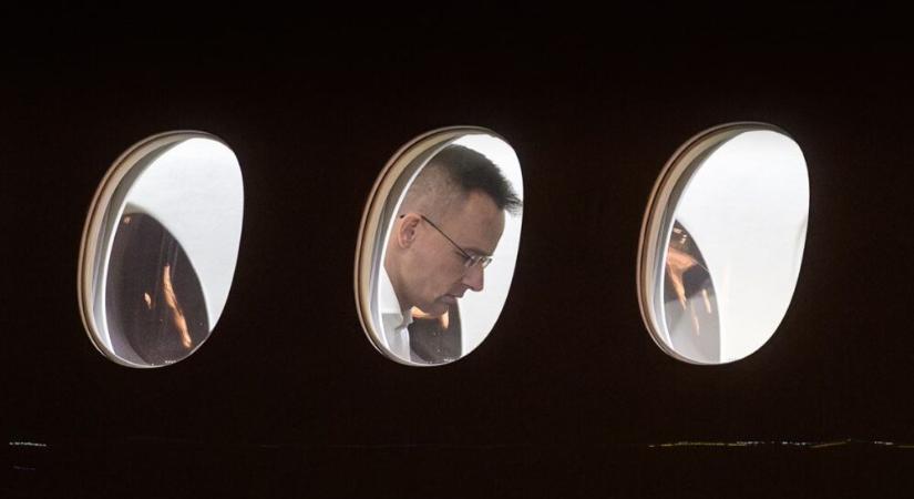 Szijjártó durcásan: csak az RTL etetheti-ruházhatja, én nem?