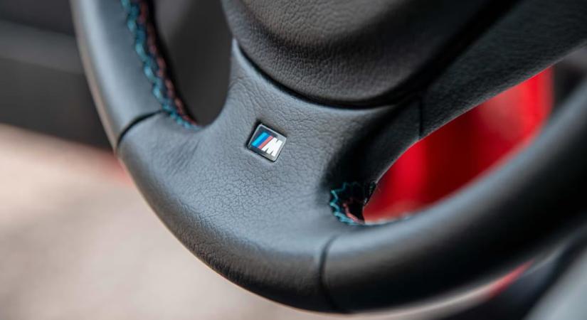 Álruhás élményautó: 6 hengerrel vár új gazdára ez a régi kis BMW Compact