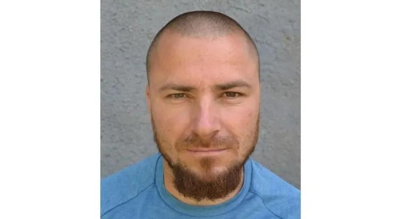 Szabadlábon a román baltás gyilkos – már az FBI is keresi