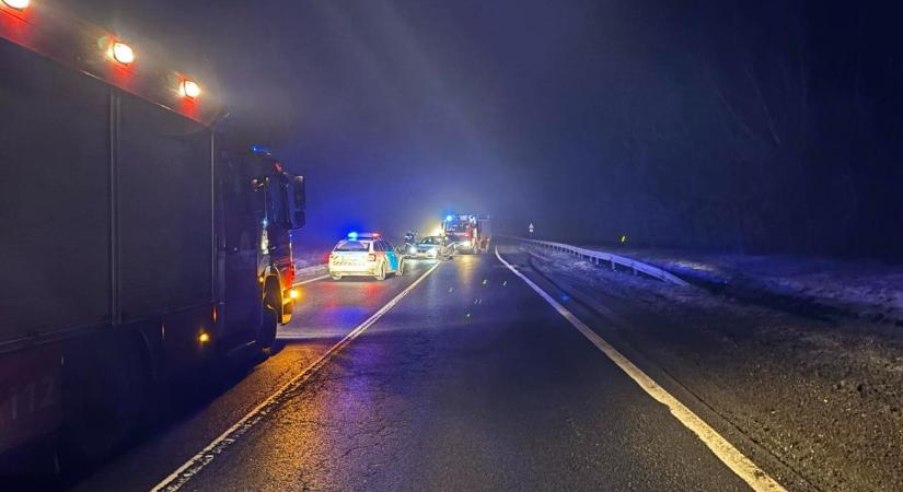 Éjfél előtt pár perccel riasztották a tűzoltókat az M2-re, komoly baleset történt