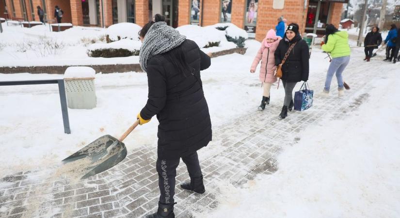 Felháborodás: ha a falvakban tiszta a járda, akkor a városban ez miért nem sikerül?