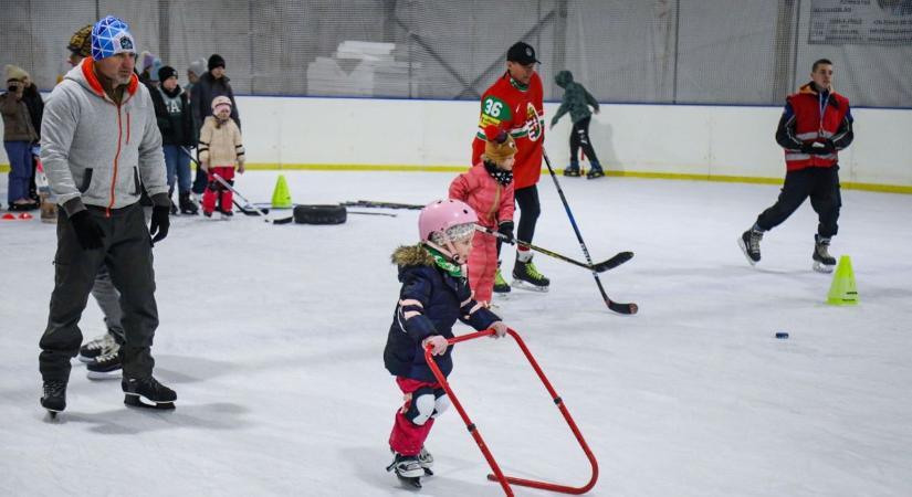 Játékok és buli a jégen: így telt a Jégpályák Éjszakája Szolnokon – galéria, videó