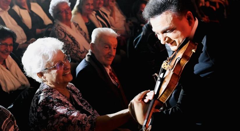 Orbán Viktor szüleinek húzta a nótát Mága Zoltán