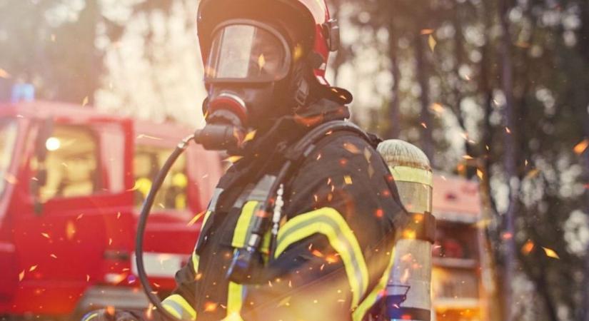 Lángok csaptak fel egy családi háznál: a tető is veszélyben volt