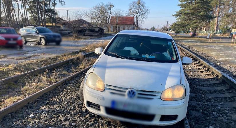 Valaki leparkolta összetört autóját a sínekre, és elmenekült a helyszínről