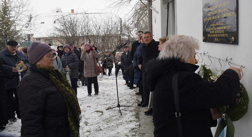 Emléktáblát kapott a jászok vidám krónikása, az ikonikus iskolamúzeum megalapítója