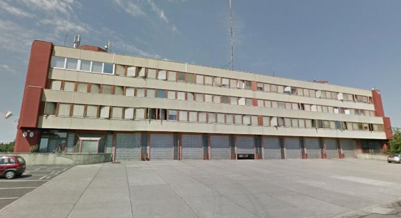 Hideg épületben, beázó tető alatt várják a hívást a pécsi tűzoltók