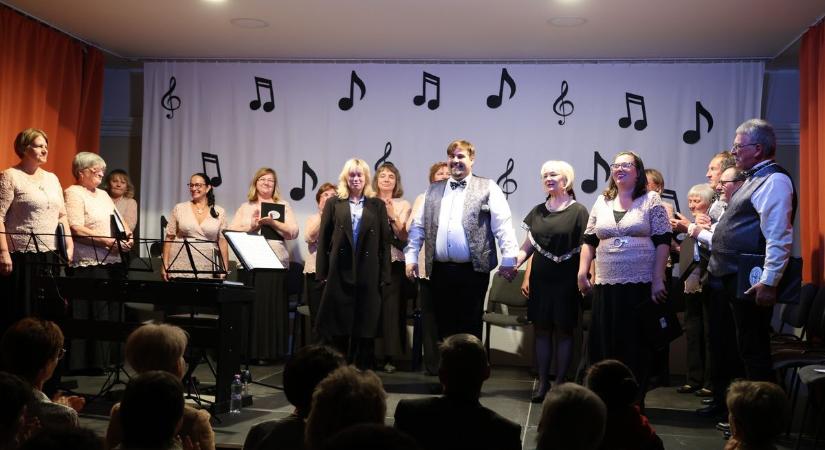 Különleges templomi hangulat: élő szentmise a Rácalmási Glória Kamarakórussal