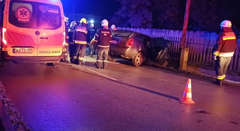 Árokba borult egy autó - A csepregi tűzoltók is vonultak - fotók
