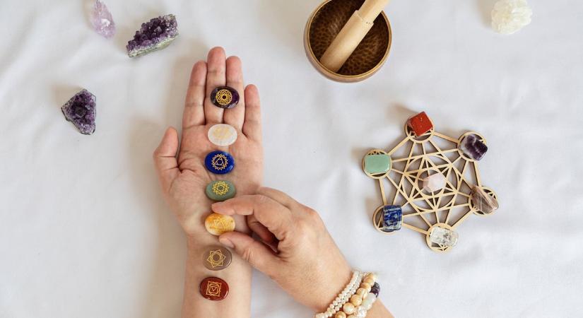 Téli feltöltés: most kifejezetten érdemes a gyökér- és szakrális csakra energiáidra fókuszálnod