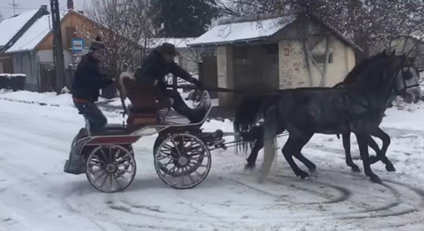 Kegyetlenül csapattak a hóban egy lovasfogattal itthon