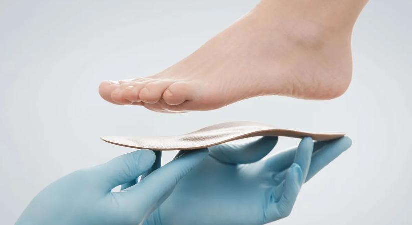 Amikor a láb boltozata elfárad: így alakul ki a lúdtalp időskorban