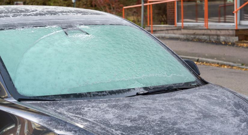 Forró vízzel locsolta le az autó ablakát – az eredmény sokkoló lett