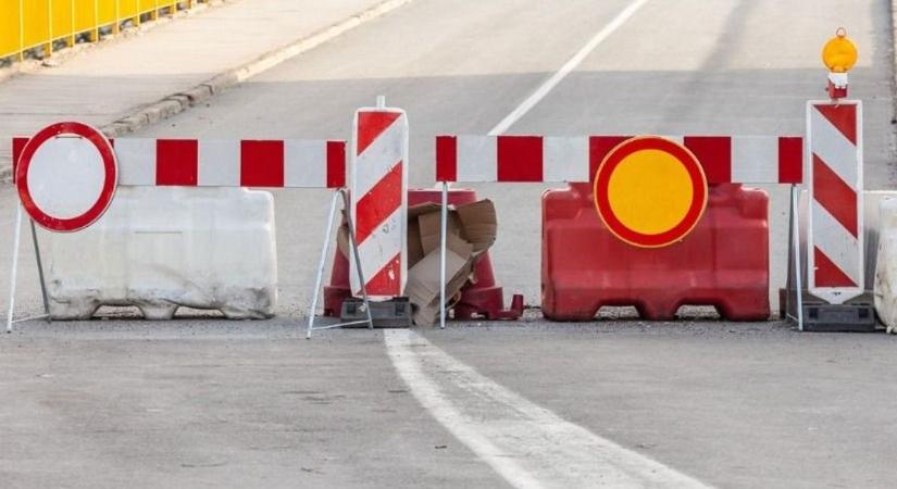 M1-es autópálya: karbantartási munkák, prizma szerelés - Lezárt sávok a sztrádán