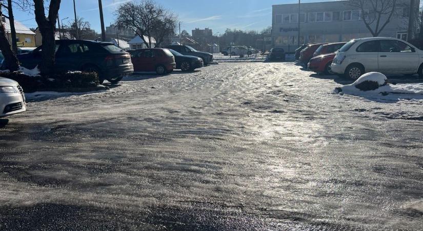 Jeges járdák Pécsen: furcsa trükk terjed, amivel csökkenthető az elcsúszás veszélye