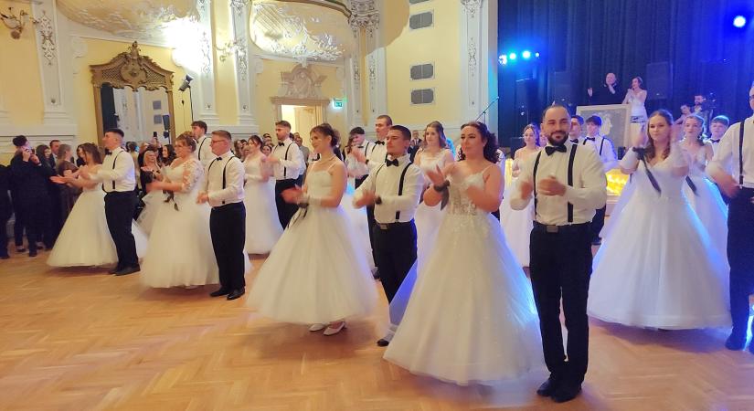 A szülőket is felkérték a Corvin diákbálján – videón a nyitótáncok