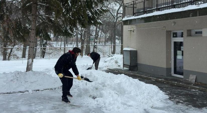 Havat lapátoltak az önkéntesek, megtisztult a bölcsi parkolója