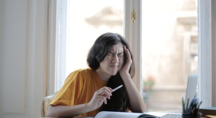 A gyakori fejfájás hátterében szemfáradás is állhat 