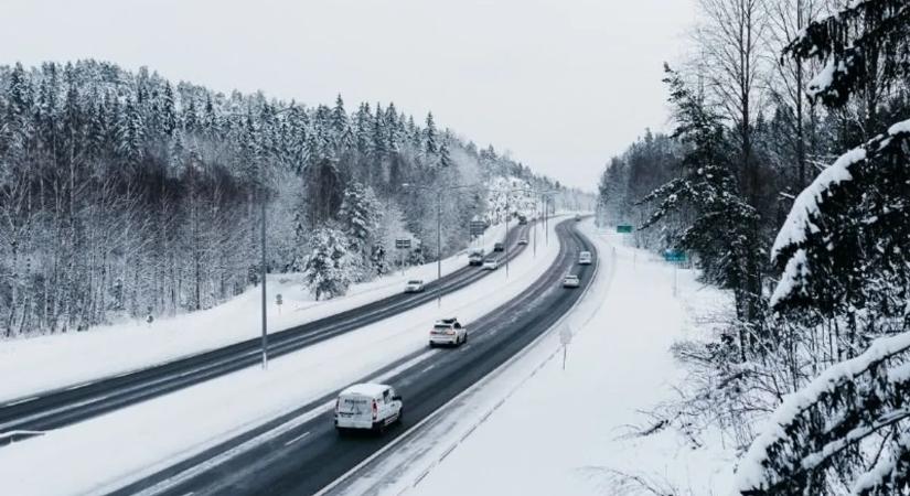 Figyelem! Több ezer forintot is bukhatnak az autósok az új autópályamatrica típus miatt