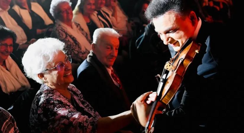 Orbán Viktor szülei az első sorból nézték Mága Zoltán koncertjét