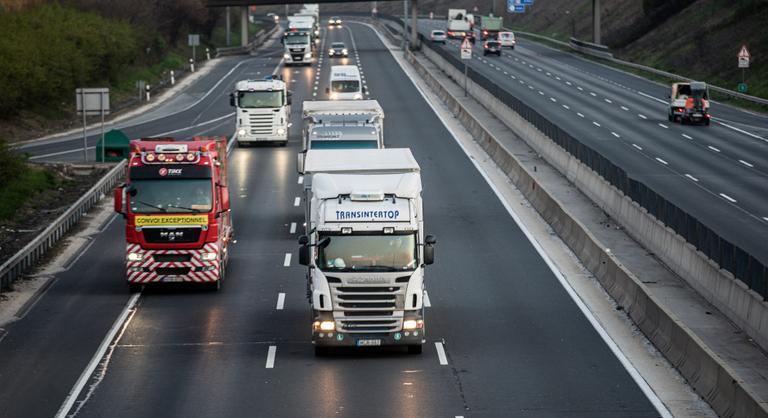 Figyelmeztetést adtak ki az autósoknak, több ezer forintot lehet bukni az új matricatípus miatt