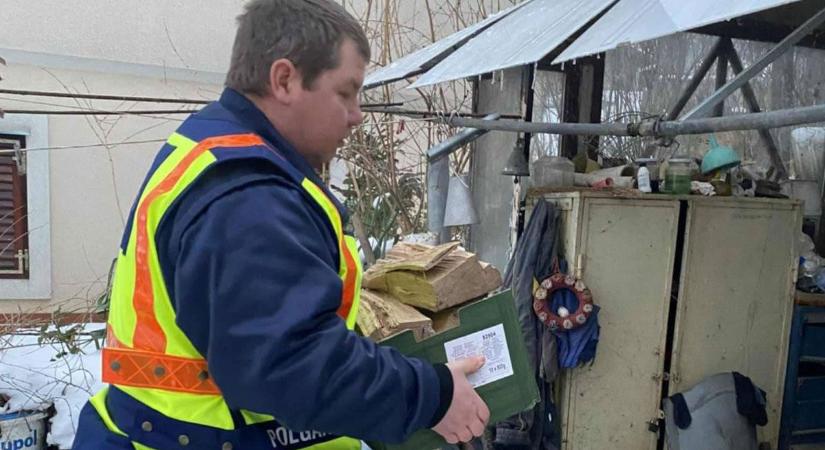 Polgárőrök hordták be a fát a műtét után lábadozó nyugdíjasnak