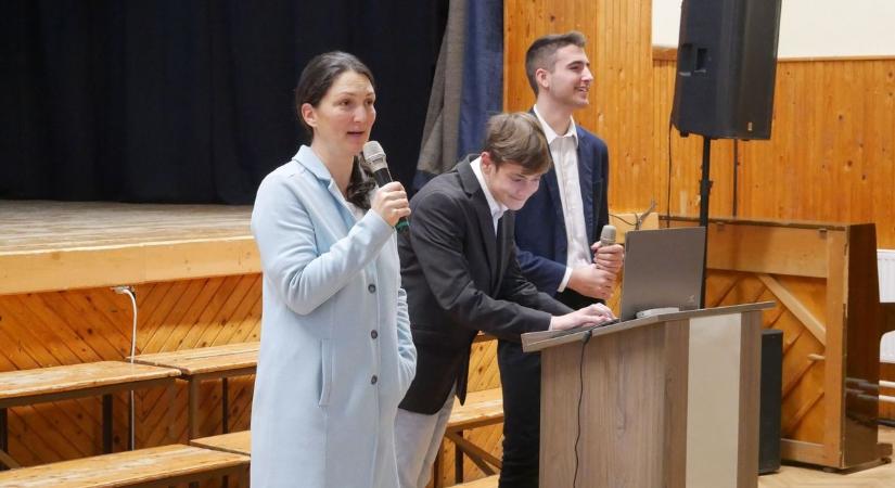 Görögországban mutatkoztak be a Sárvári Turisztikai Technikum diákjai