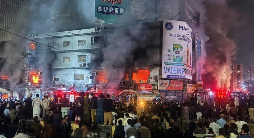 Tűzvész egy pakisztáni bevásárlóközpontban – videók