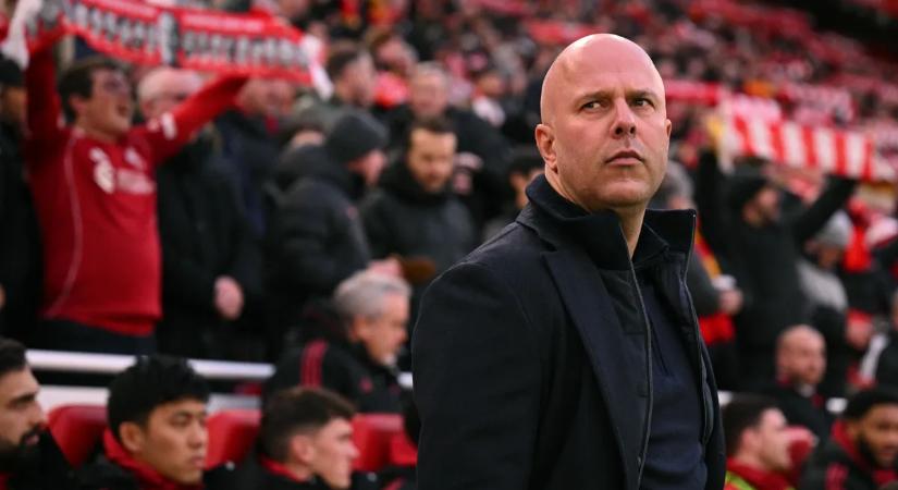 Arne Slot kirúgását követelik a Liverpool szurkolói