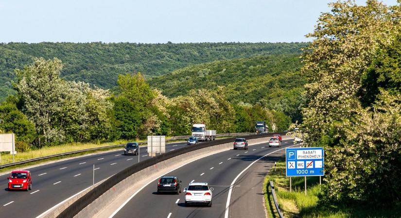 Rengeteg a félreértés az új autópályamatrica típus körül, ami sokba kerülhet az autósoknak