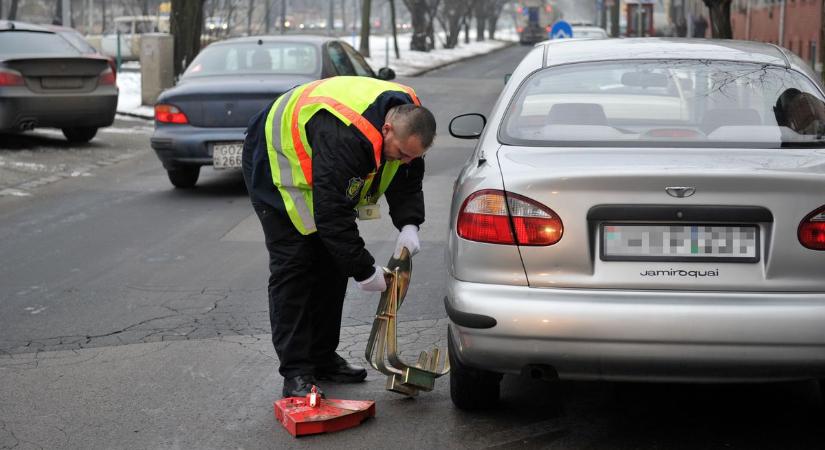 Ezért minden parkolóőr büntet, de mi van, ha a hó miatt nem látni rendesen
