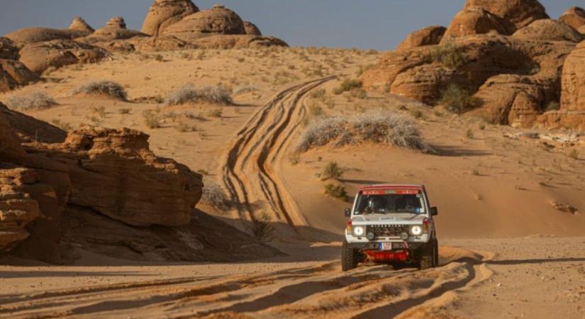 Bevették a sivatagot, célba ért a magyar páros a Dakaron