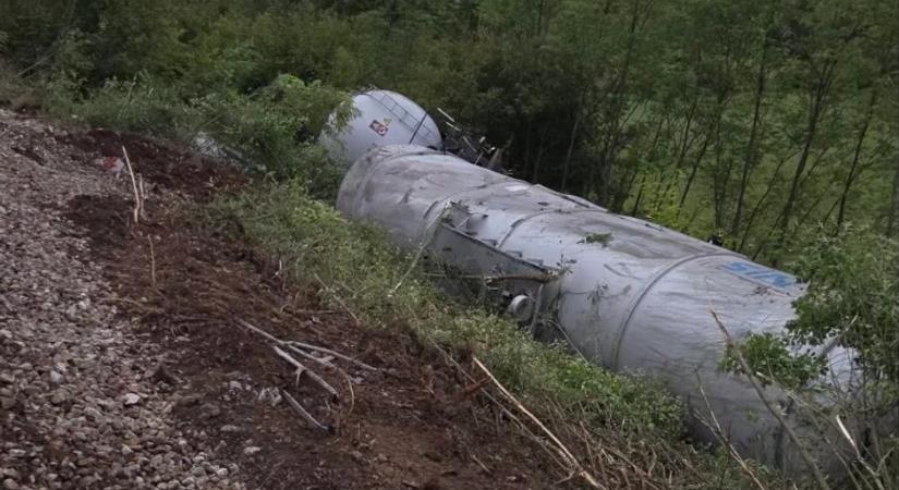 A kisiklott vagonok négy hónapja az út mellett állnak