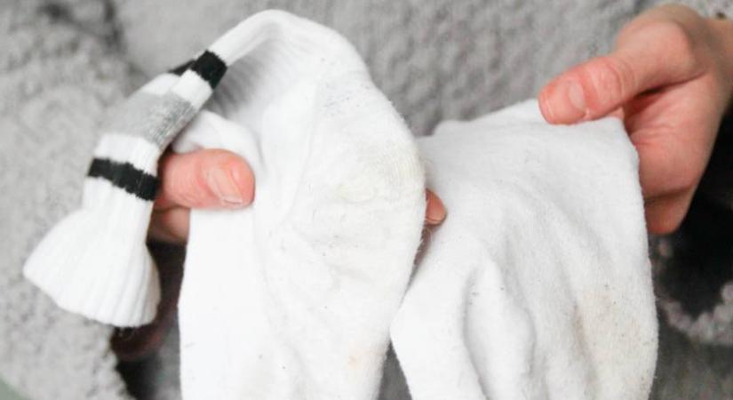 Ezt add a mosáshoz, hogy újra hófehér legyen a zokni és a fehérnemű - Filléres, zseniális trükk